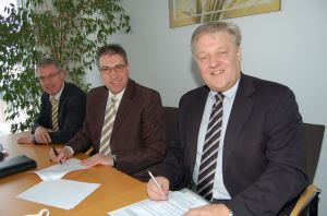 Bürgermeister Jürgen Frantzen und Landrat Wolfgang Spelthahn bei der Unterzeichnung der Vereinbarung