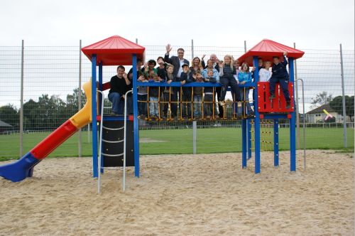 Die Kinder aus Jackerath freuen sich gemeinsam mit Bürgermeister Frantzen über ihren neuen Spielplatz